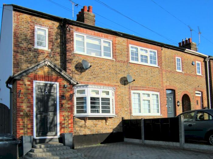 2 Bedroom End Of Terrace House To Rent In Kings Chase, Brentwood, Essex, CM14
