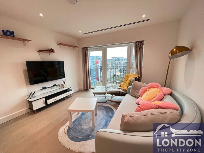 3 Bedroom Flat To Rent In Beaufort Square, Colindale, London, NW9
