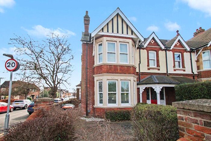 2 Bedroom Terraced House To Rent In Goldington Road, Bedford, Bedfordshire, MK40