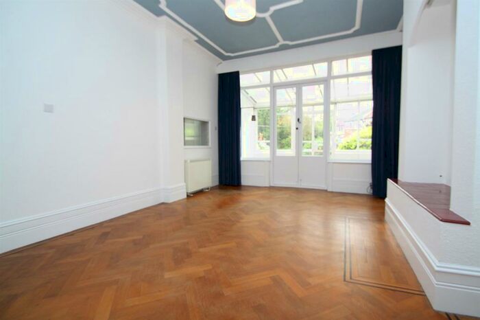 5 Bedroom Maisonette To Rent In Lodge Drive, London, N13