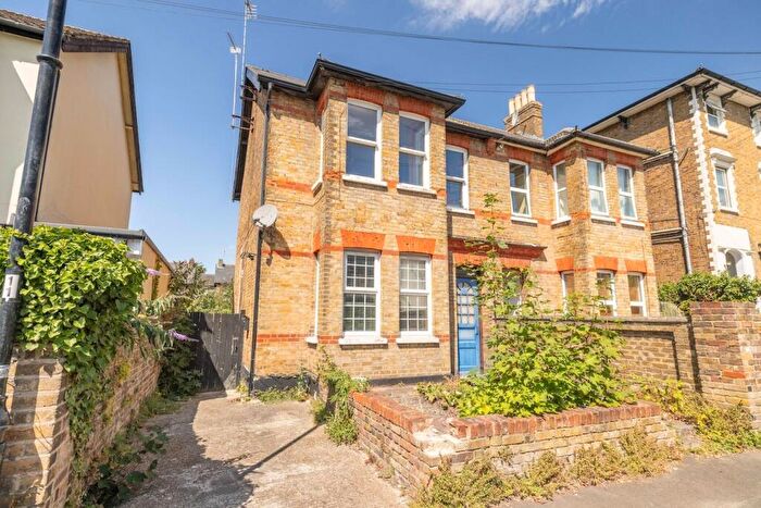 2 Bedroom Maisonette For Sale In Hencroft Street South, Slough, SL1