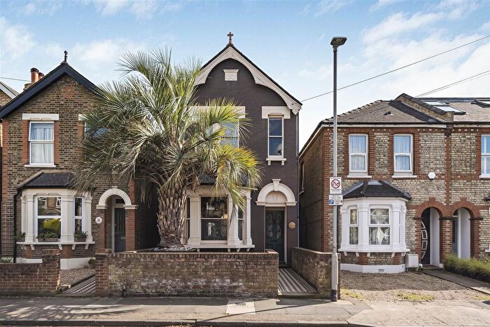 3 Bedroom Detached House For Sale In Wyndham Road, Kingston Upon Thames, KT2