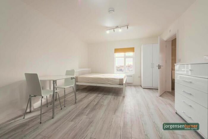 Studio To Rent In Uxbridge Road, Shephrds Bush, London, W12