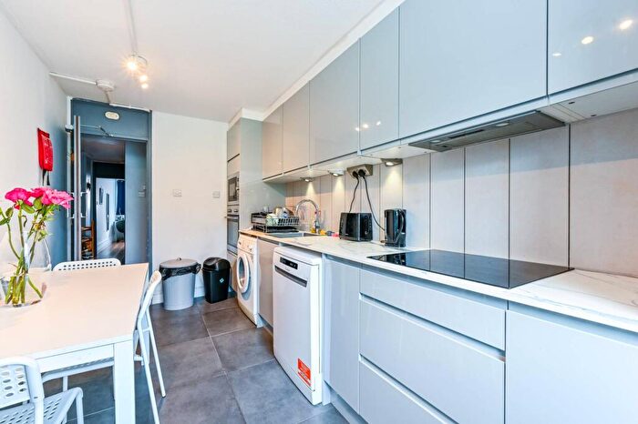 3 Bedroom Flat To Rent In Cyrus Street, Islington, London, EC1V