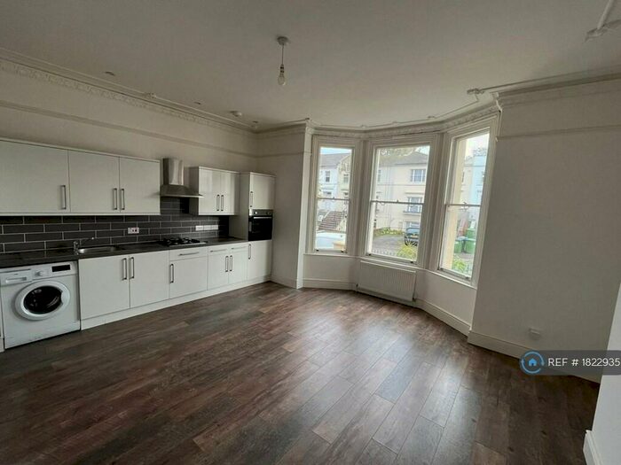 2 Bedroom Flat To Rent In Gnd Flr Garden, London, SE18