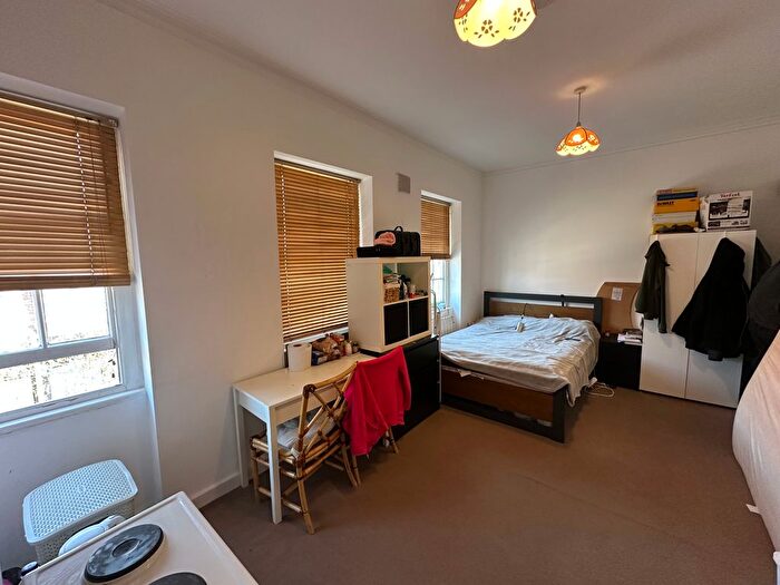 Studio To Rent In Golders Green Road, London, NW11
