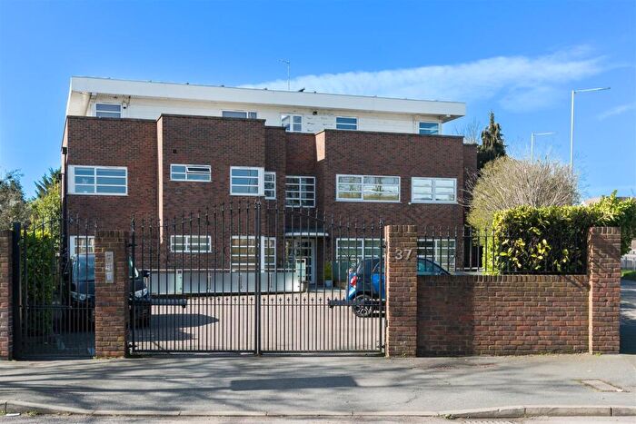 3 Bedroom Apartment For Sale In Ashley Lane, Hendon, NW4