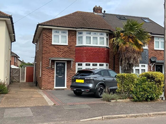 3 Bedroom Semi-Detached House For Sale In Stephen Avenue, Rainham, RM13