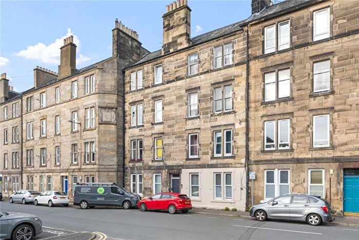 2 Bedroom Apartment For Sale In / Waverley Park, Abbeyhill, Edinburgh, EH8