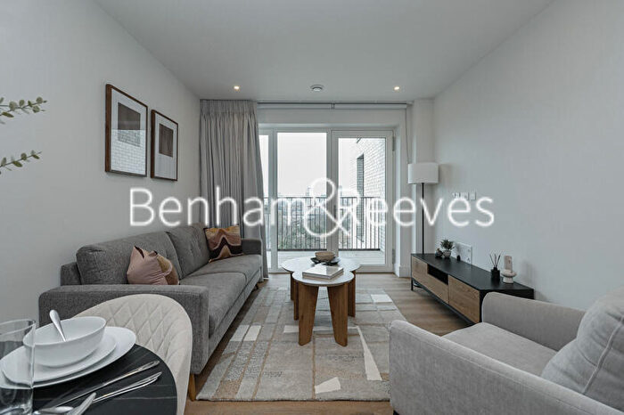 1 Bedroom Apartment To Rent In Maple Mews, Bow Common, E3