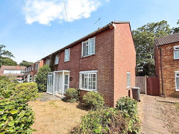 3 Bedroom Semi-Detached House For Sale In King William Road, Kempston, Bedford, MK42