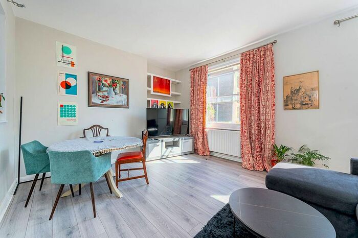 2 Bedroom Flat To Rent In Coningham Road, Shepherd's Bush, London, W12