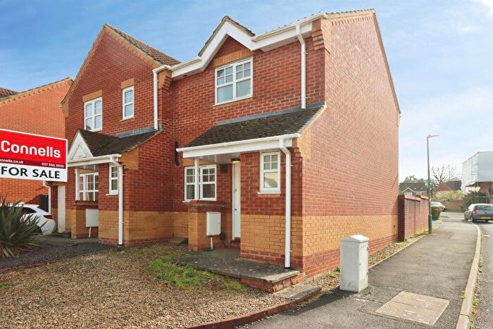 2 Bedroom Semi Detached House For Sale In Cave Grove, Emersons Green, Bristol, BS16