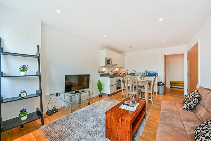 1 Bedroom Flat For Sale In Topaz Apartments, Hounslow, TW3