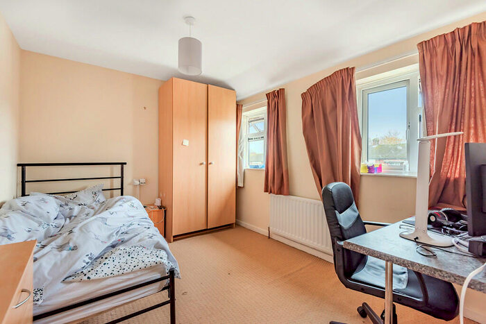 4 Bedroom Semi-Detached House To Rent In Cabell Road, Guildford, GU2