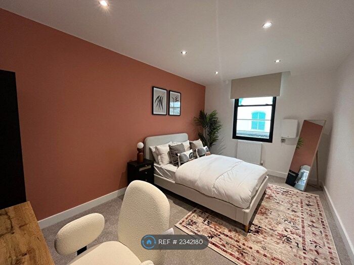 1 Bedroom Flat To Rent In New Briggate, Leeds, LS2