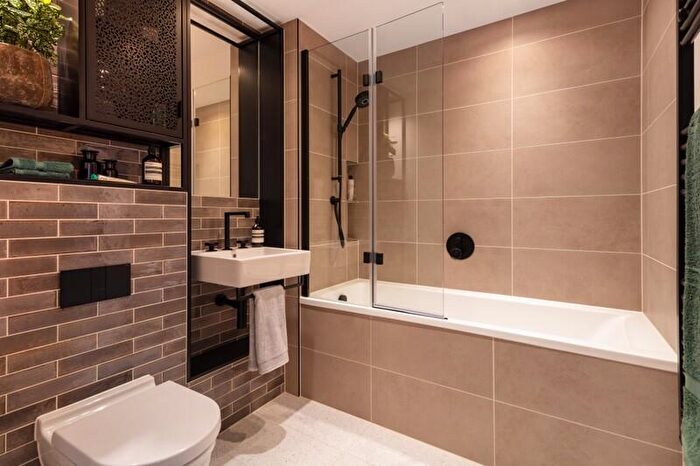1 Bedroom Apartment For Sale In Heron Wharf, Leven Road, London, E14