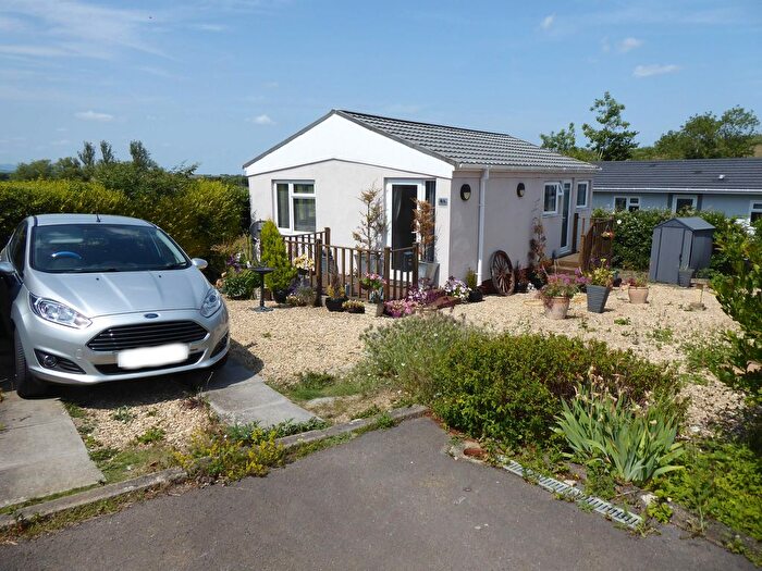 2 Bedroom Mobile/park Home For Sale In Woodlands Park, Swindon Lane, Cheltenham, Gloucestershire, GL50