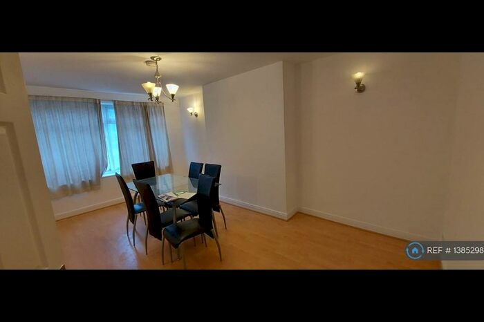 2 Bedroom Maisonette To Rent In Singleton Court, Prestwich, Manchester, M25