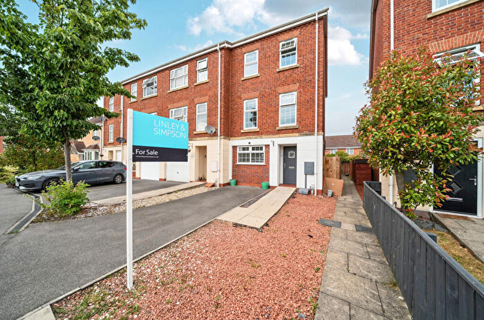 3 Bedroom End Of Terrace House For Sale In Haweswater Way, Kingswood, Hull, HU7
