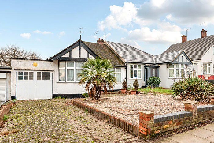 3 Bedroom Semi-Detached Bungalow For Sale In Russell Lane, Whetstone, N20