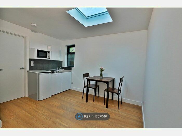 1 Bedroom Flat To Rent In Woking, Woking, GU22