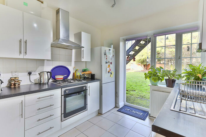 2 Bedroom Apartment To Rent In Torrington Park, North Finchley, London, N12