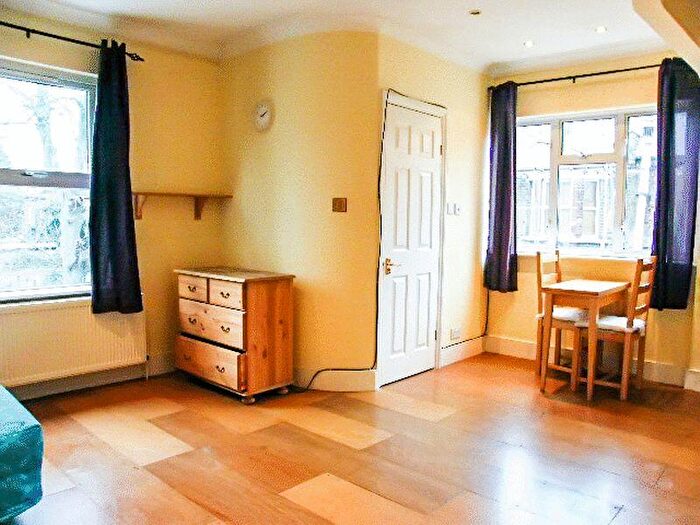 Flat To Rent In Lakefield Road, Turnpike Lane, N22