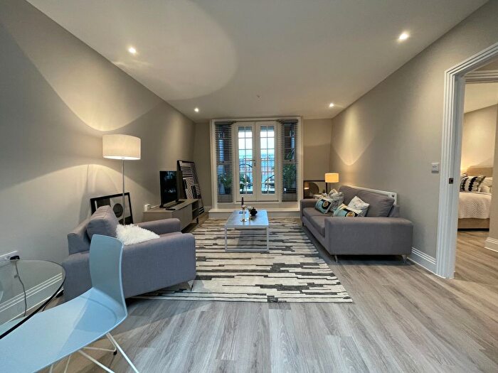 2 Bedroom Flat To Rent In Park Street, Maidenhead, Berkshire, SL6