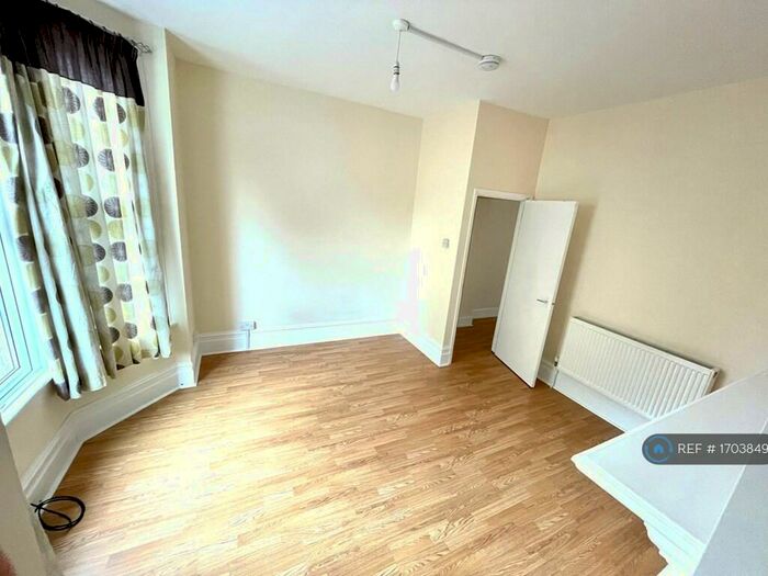1 Bedroom Flat To Rent In Purbeck Road, Chatham, ME4