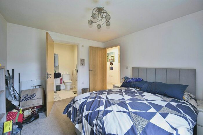 2 Bedroom Flat For Sale In Lywood Drive, Sittingbourne, ME10