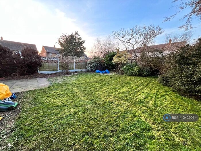 2 Bedroom Flat To Rent In Lornes Close, Southend, SS2