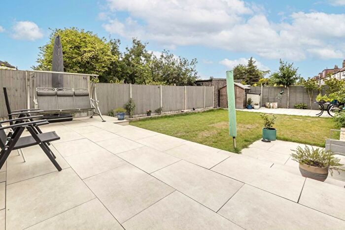 1 Bedroom Flat To Rent In Cranborne Avenue, Surbiton, KT6