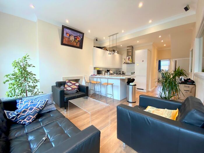 3 Bedroom Flat To Rent In Camden High Street, Camden Town, NW1