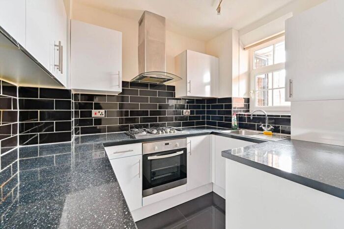 3 Bedroom Flat To Rent In Kennington Park Road, Oval, London, SE11