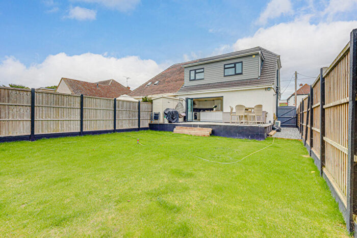 4 Bedroom Semi Detached House For Sale In Burns Avenue, Basildon, SS13