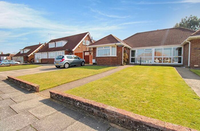 2 Bedroom Detached Bungalow To Rent In Wadhurst Avenue, Luton, LU3