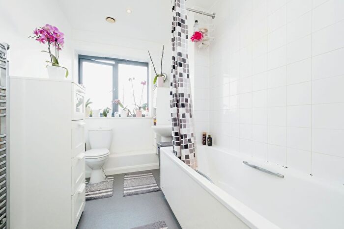 1 Bedroom Flat For Sale In Millstone Close, London, E15