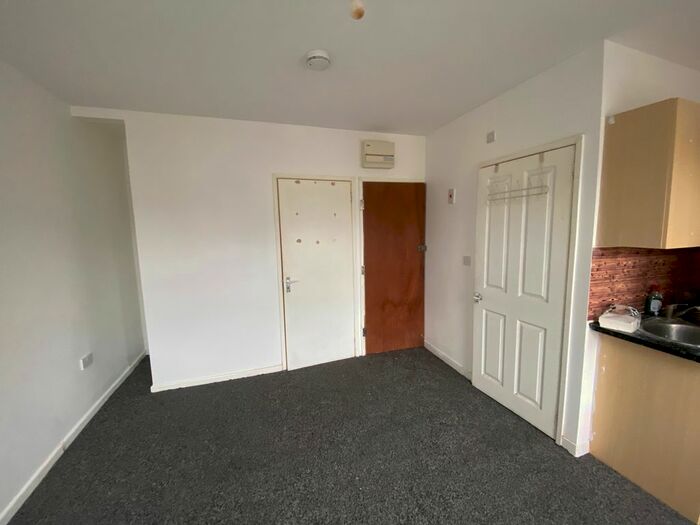 Studio To Rent In Vicarage Road, Oldbury, B68