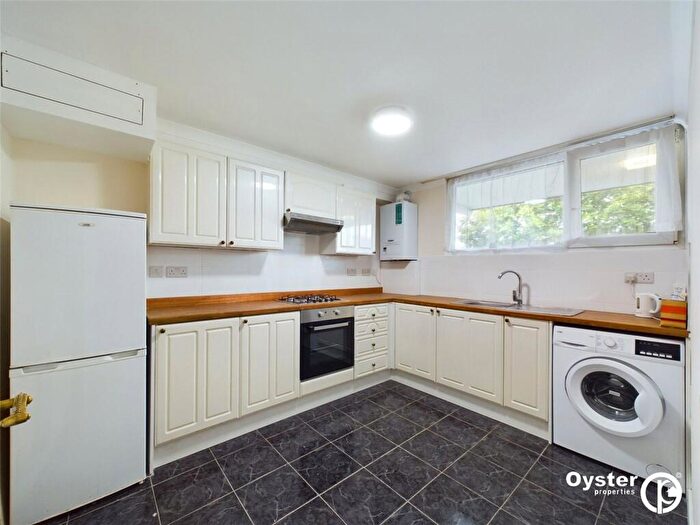 3 Bedroom Maisonette To Rent In Palmers Road, London, N11