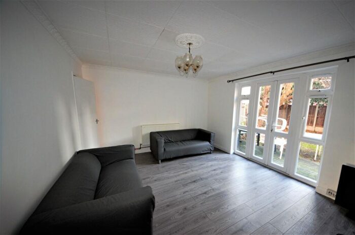 3 Bedroom Maisonette To Rent In Evelyn Walk, London, N1