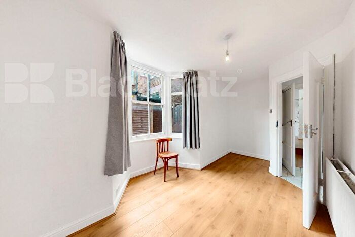 2 Bedroom Flat To Rent In Sydney Road, Turnpike Lane, N8