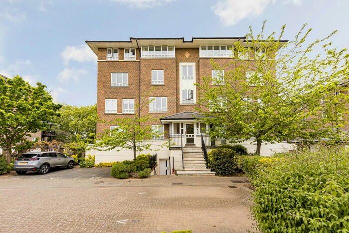2 Bedroom Flat To Rent In Samuel Gray Gardens, Kingston Upon Thames, KT2