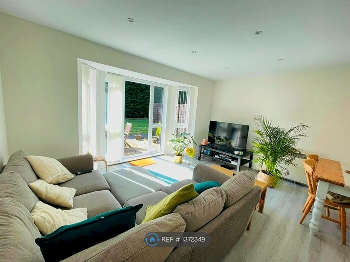 2 Bedroom Flat To Rent In Mansell Court, Reading, RG2