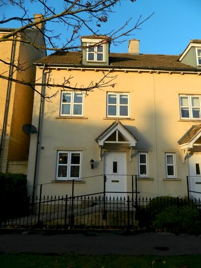 3 Bedroom Semi-Detached House To Rent In Ash Avenue, Carterton, OX18