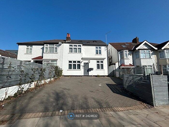 3 Bedroom Flat To Rent In Bell Lane, London, NW4