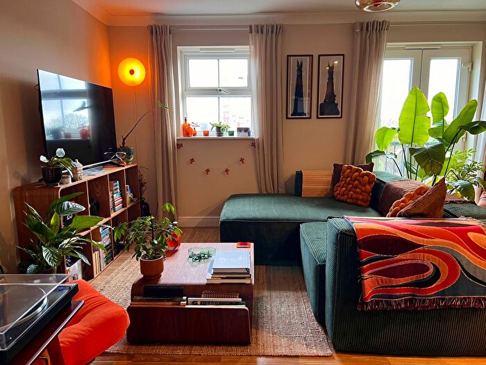 2 Bedroom Flat For Sale In Swinnow Close, Leeds, LS13