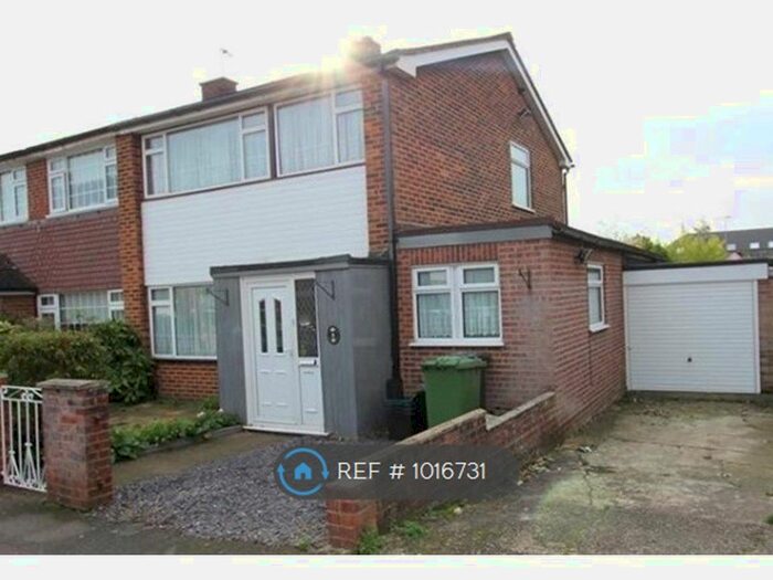 4 Bedroom Semi-Detached House To Rent In Bosanquet Road, Hoddesdon, EN11