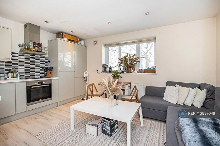 3 Bedroom Flat To Rent In Lower Road, London, SE16