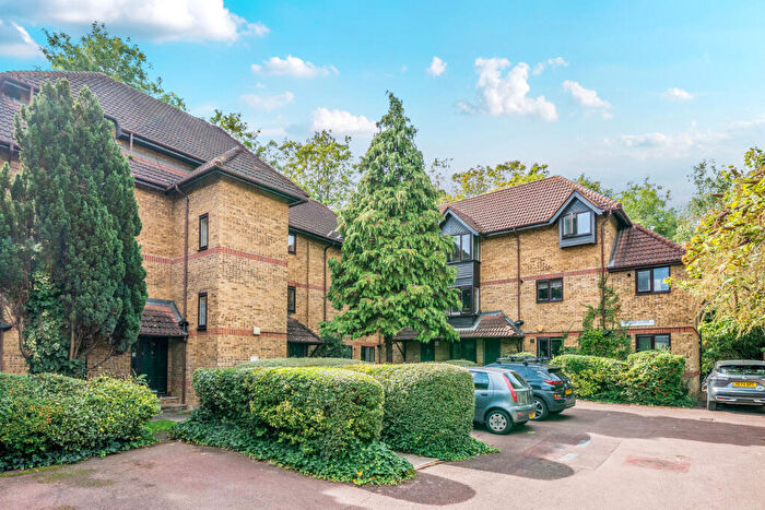 1 Bedroom Apartment For Sale In Linwood Close, London, SE5